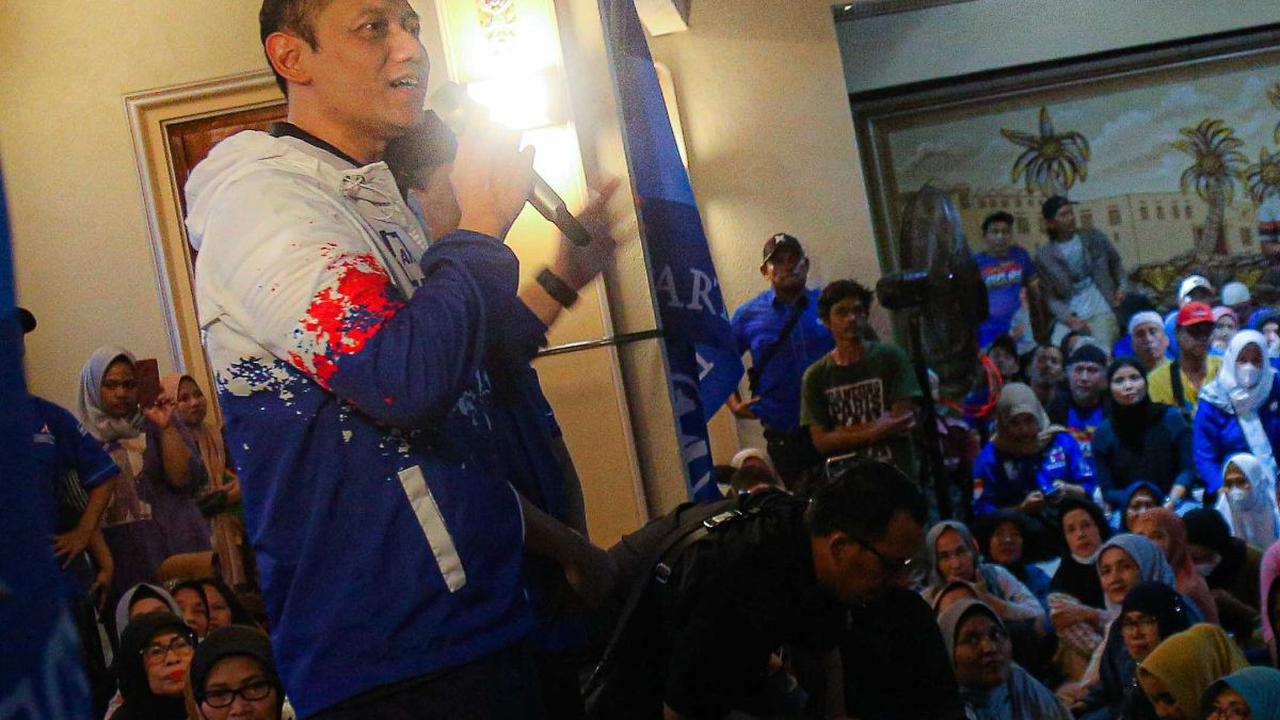 Kedatangan AHY langsung disambut ratusan warga yang berkumpul di lokasi.
