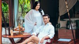 Menjalin hubungan selama 23 tahun, rumah tangga Titi Kamal dan Christian Sugiono terbilang cukup jauh dari gosip miring. Bahkan, keduanya tak lepas dari sorotan publik hingga mereka disebut sebagai best couple goals oleh netizen. (Instagram/titi_kamall)