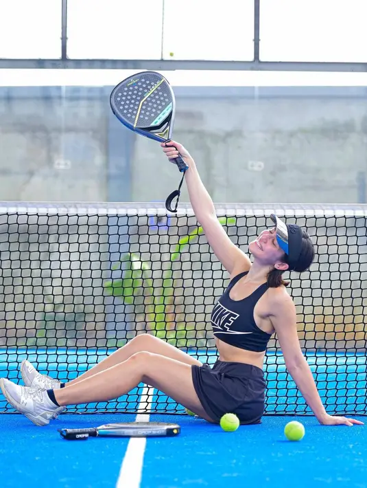 Pevita Pearce tampak berpose sporty setelah melakukan olahraga tenis. Ia mengenakan sport bra hitam yang dipadu dengan pants yang juga berwarna hitam. Tampilan sporty Pevita semakin lengkap dengan spatu silver dan topi biru. Foto: Instagram.