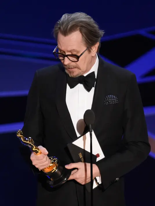 Gary Oldman memberi sambutan dalam Oscar 2018 di Dolby Theater, Los Angeles, Amerika Serikat, Minggu (4/3). Sejumlah kritikus menilai aksi Oldman dalam film Darkest Hour merupakan salah satu yang terbaik sepanjang kariernya. (Chris Pizzello/Invision/AP)