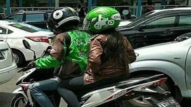 Gaya Duduk Penumpang Ojek Online Ini Nyeleneh dan Kocak Banget