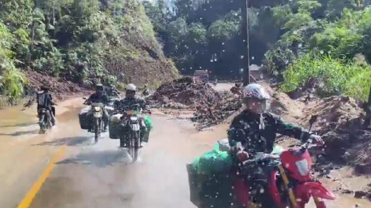 TNI Salurkan Logistik Taput Pakai Motor Trail, Bantu Warga Terdampak Bencana