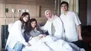Diketahui ini adalah potret Sarah Keihl sebelum memasuki ruang operasi. Tak hanya didampingi oleh sang suami tercinta, anggota keluarga Sarah yang lainnya turut mendampingi Sarah Keihl. Meski tampil natural tanpa polesan makeup dan rambutnya hanya digerai biasa, namun tak dipungkiri jika pesona artis blasteran Turki – Indonesia ini tetap terpancar. (Liputan6.com/IG/@sarahkeihl)