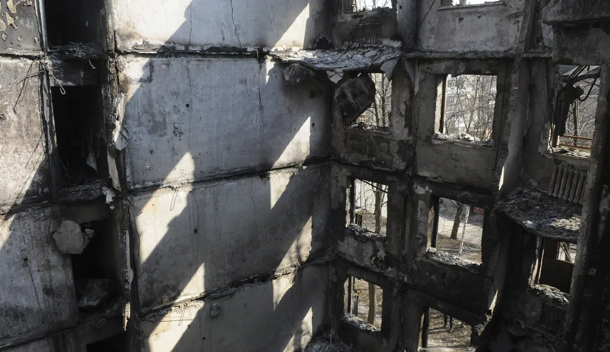 Pemandangan gedung apartemen yang rusak akibat penembakan di Kharkiv, Ukraina, Minggu, 10 April 2022. Invasi Rusia ke Ukraina hingga saat ini telah berlangsung selama 46 hari. (AP Photo/Andrew Marienko)