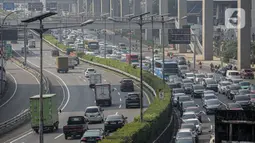 Sejumlah kendaraan roda empat terjebak macet di ruas Tol Dalam Kota, Jakarta, Senin (5/7/2021). Macet tersebut disebabkan karena adanya penutupan sejumlah pintu keluar tol dalam kota dalam masa PPKM Darurat. (Liputan6.com/Faizal Fanani)