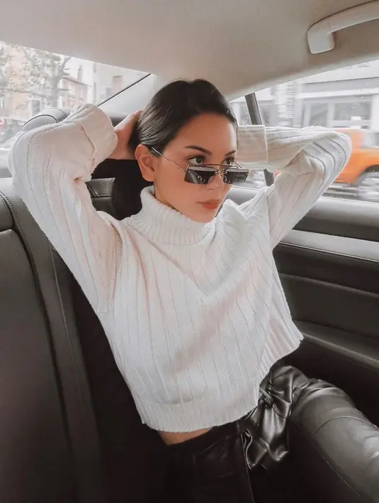 Beragam model kacamata koleksinya selalu disesuaikan dengan outfit yang dikenakannya. Padu padan sweater crop, celana hitam, dan kacamata hitamnya membuat penampilan Alyssa Daguise semakin memukau. (Liputan6/IG/@alyssadaguise)