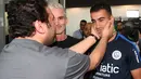 Seorang pendukung menyambut kedatangan pemain sepakbola dan pengungsi Australia, Hakeem al-Araibi di bandara Melbourne, Selasa (12/2). Pengungsi asal Bahrain itu akhirnya kembali ke Australia setelah ditahan selama dua bulan di Thailand (WILLIAM WEST/AFP)