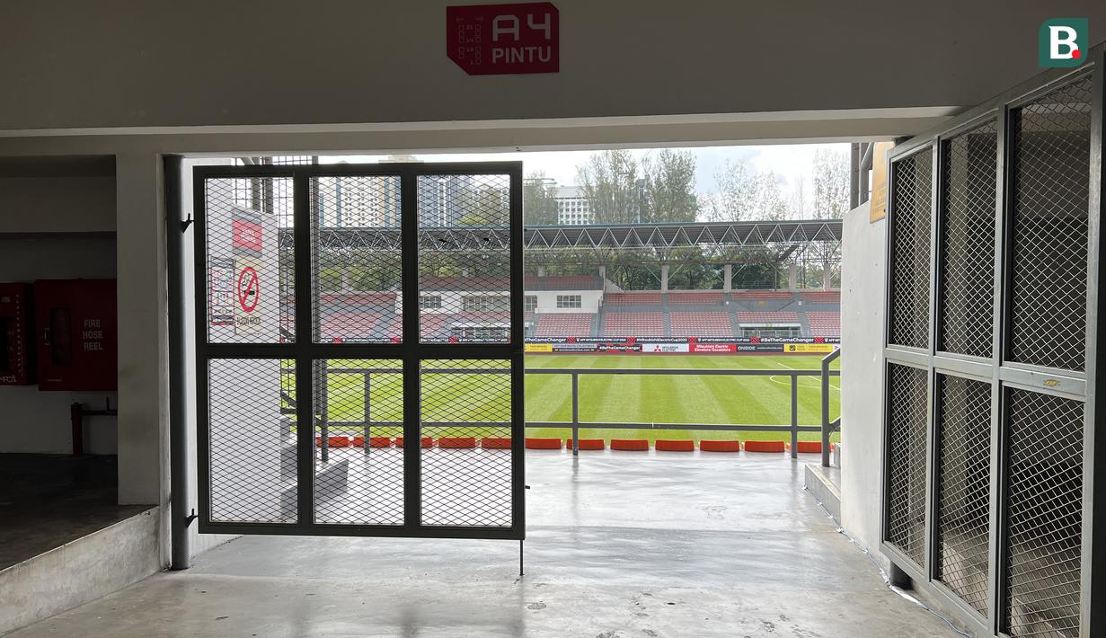 KLFA Sadium memiliki letak yang strategis karena hanya berjarak sekitar 25 menit dari pusat kota Kuala Lumpur dan dikelilingi oleh tempat-tempat vital lainnya seperti Bandar Tun Razak Swimming Complex, Universiti Kebangsaan Malaysia hingga pusat kuliner di sepanjang Jalan Tasik Permaisuri. (Bola.com/Zulfirdaus Harahap)