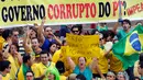Para demonstran membentangkan spanduk memprotes Presiden Brasil Dilma Rousseff, Sao Paulo, Brazil (15/3/2015). Satu juta demonstran memenuhi ruas jalan di kota-kota Brazil untuk memprotes ekonomi lesu, kenaikan harga dan korupsi. (Reuters/Paulo Whitaker)