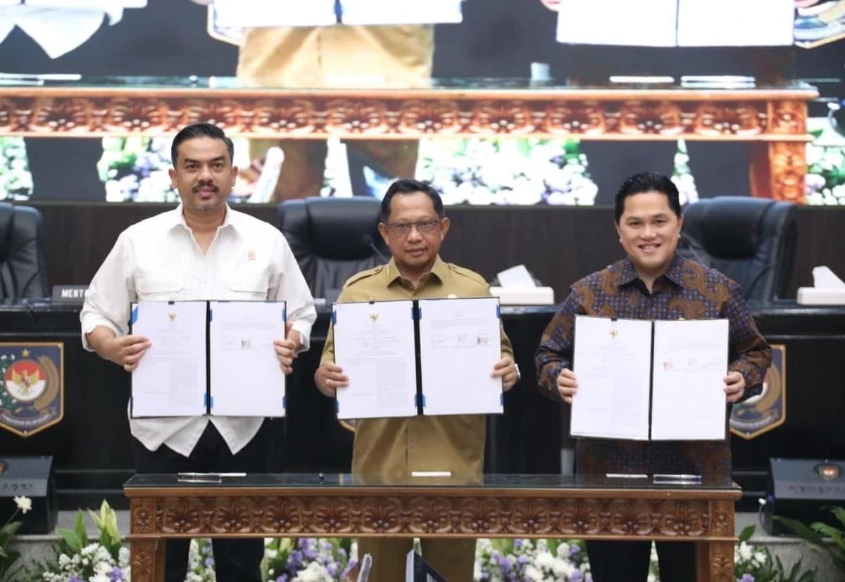 Penandatanganan MoU antara Kemendagri, Kemenpora dan Kementerian UMKM tentang Sinergi Pengelolaan dan Pemanfaatan Sarpras Olahraga Pusat dan Daerah