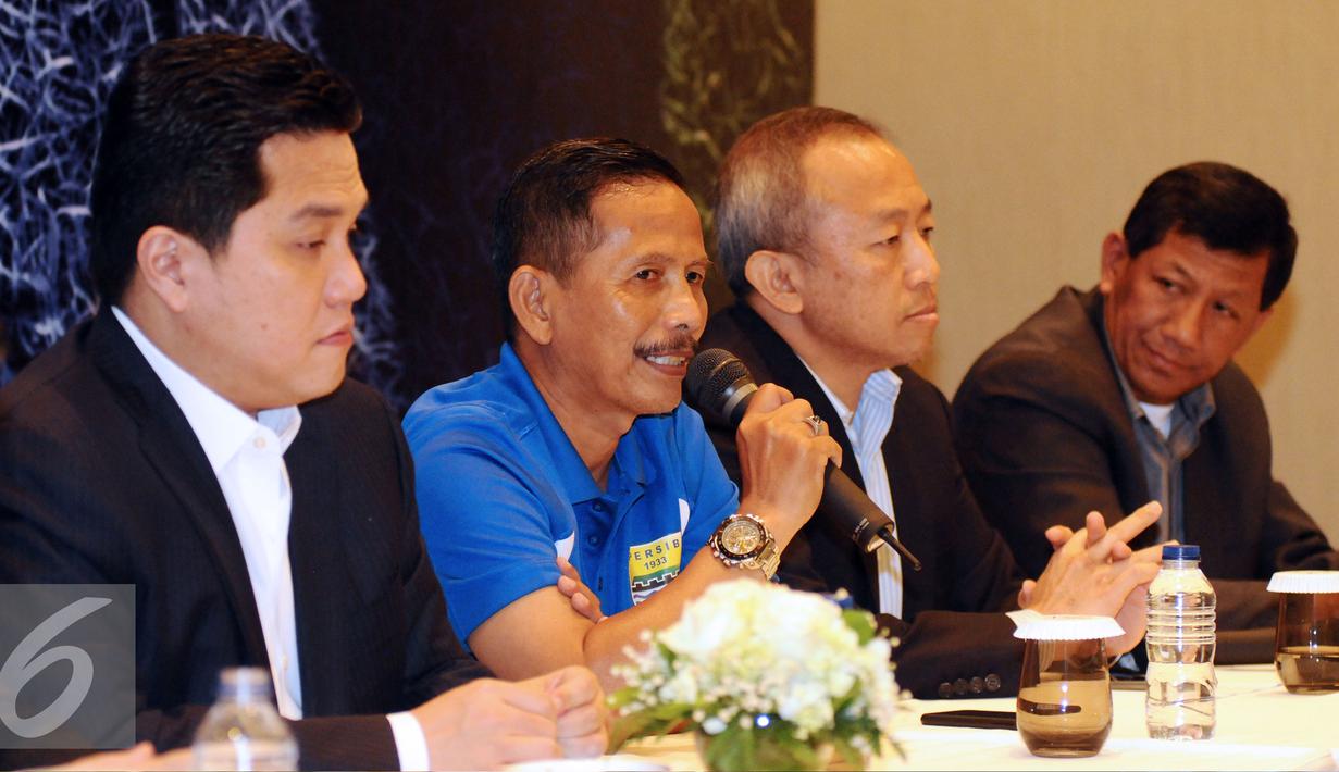 Pelatih Persib, Djadjang Nurdjaman (kedua kiri) memberikan keterangan seputar program pembinaan pelatih dan pemain di Italia, Jakarta, Rabu (13/1/2016). Djadjang serta tiga pemain muda Persib mengikuti program tersebut. (Liputan6.com/Helmi Fithriansyah)