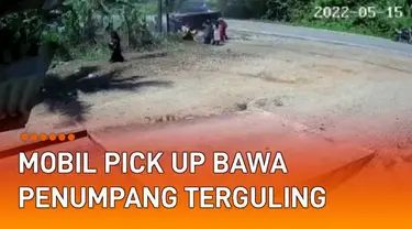 Mobil pick up bawa penumpang terguling di jalan mengundang perhatian