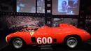 Mobil Ferrari 290 MM dipamerkan di rumah lelang Sotheby, New York, (9/12). Kabarnya mobil ini telah laku sekitar Rp390 miliar. (AFP PHOTO/DON Emmert)