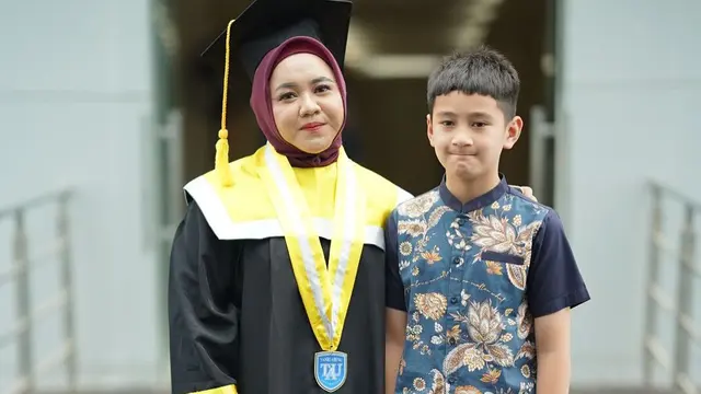 Mbak Lala Wisuda S1