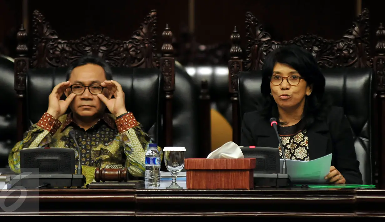 Ketua MPR Zulkifli Hasan (kiri) dan Ketua Dewan Pembina Kontras Suciwati saat kegiatan Sosialisasi Empat Pilar di Gedung Nusantara V DPR RI, Jakarta, Jumat (13/11). Acara ini dihadiri Kontras dan keluarga korban pelanggaran HAM. (Liputan6.com/Johan Tallo)