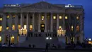 Pihak berwenang berjaga di Capitol Hill, Washington, Amerika Serikat, Rabu (6/1/2021). Gubernur Virginia kemudian mengumumkan keadaan darurat sebagai tanggapan atas kerusuhan di Gedung Capitol Hill AS. (AP Photo/Jacquelyn Martin)