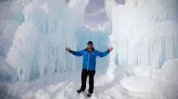 Manajer dari proyek pembuatan Istana Es, Jesse Stone berpose di depan dinding es di Midway, Utah (27/12). Istana Es ini terdiri dari dinding es setinggi 20 kaki. (AP/Rick Bowmer)