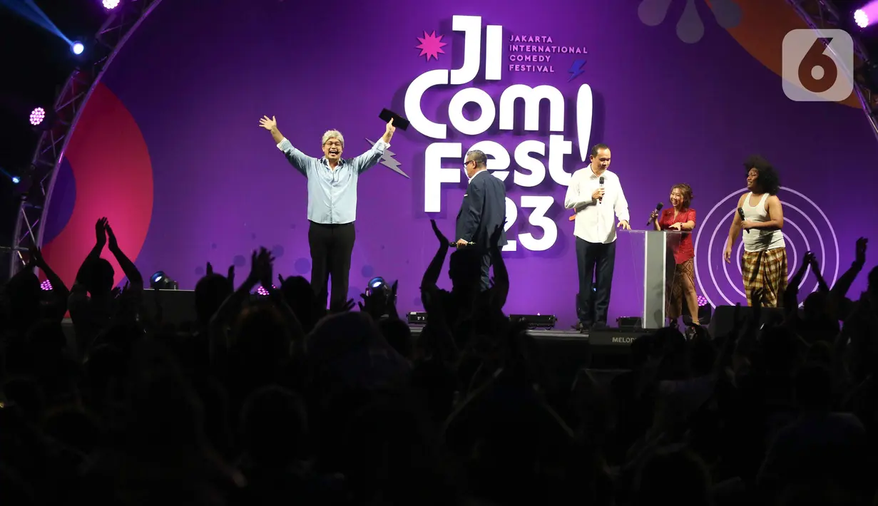 Penampilan Gilang Dirga, Cak Lontong, Abdel, Kiky Saputri, dan Marshel Widianto pada hari kedua Jakarta International Comedy Festival (JiComFest) 2023 di Tennis Indoor Senayan, Jakarta, Sabtu (16/12/2023). (Liputan6.com/Herman Zakharia)