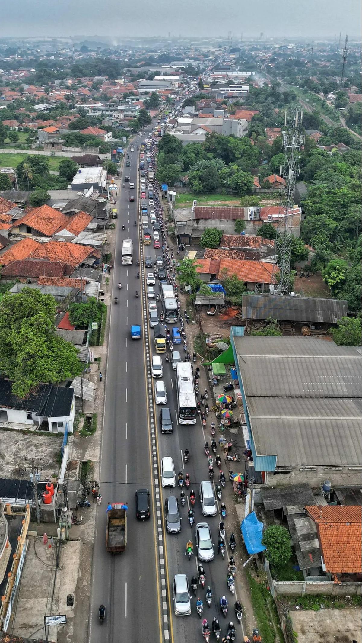 Pemudik mengular di Simpang Jomin, Karawang.