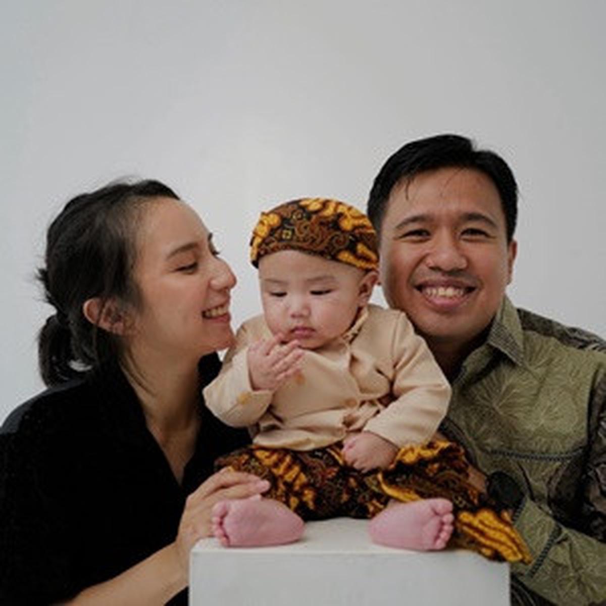 Potret Keluarga Joshua Suherman yang Sederhana, Rambut Clairine Clay Lepek dan Baby Elio Udah Kocak Sejak Dini