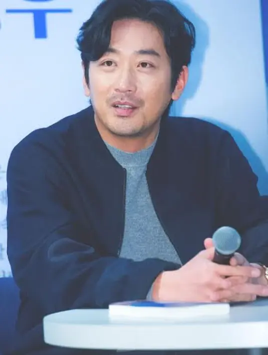 Di usianya yang memasuki kepala lima, Ha Jung Woo merasa tak perlu menggunakan media sosial. (Foto: Koreaboo)