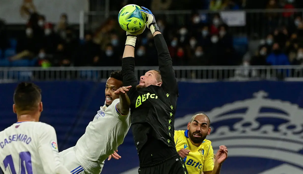Real Madrid benar-benar menguasai jalannya permainan dengan statistik penguasaan bola sebesar 82%. Hal tersebut membuat Cadiz benar-benar dibuat tidak berkutik dengan Los Blancos. (AFP/Javier Soriano)