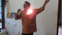 Raj Mohan Nair dengan lidah mampu menyalakan lampu hingga blender. (Foto: DCEL/ odditycentral.com)