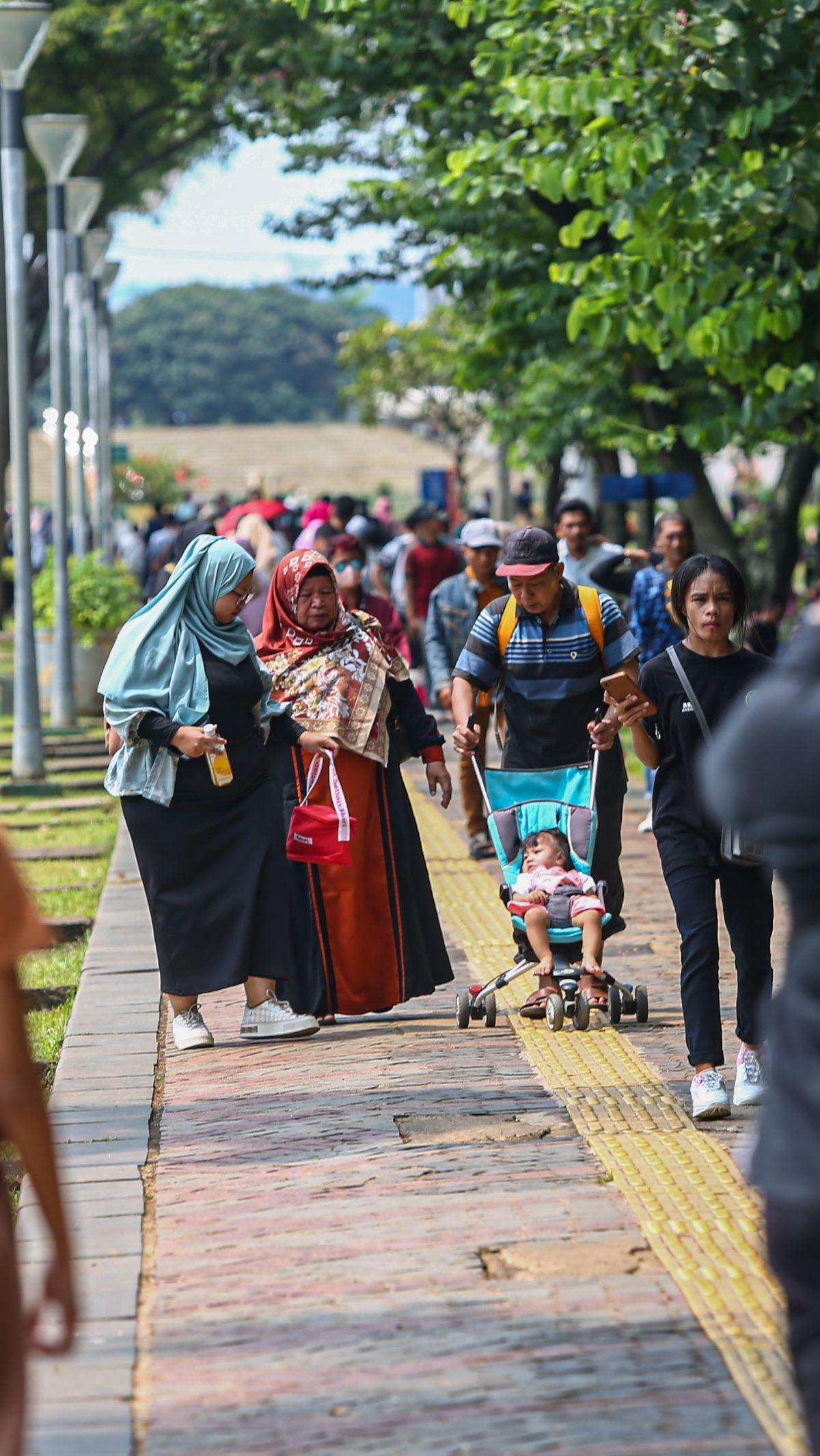 Pada H+4 Lebaran 2024, ribuan orang terpantau mengunjungi salah satu lendmark Jakarta tersebut.&nbsp;Liputan6.com/Angga Yuniar