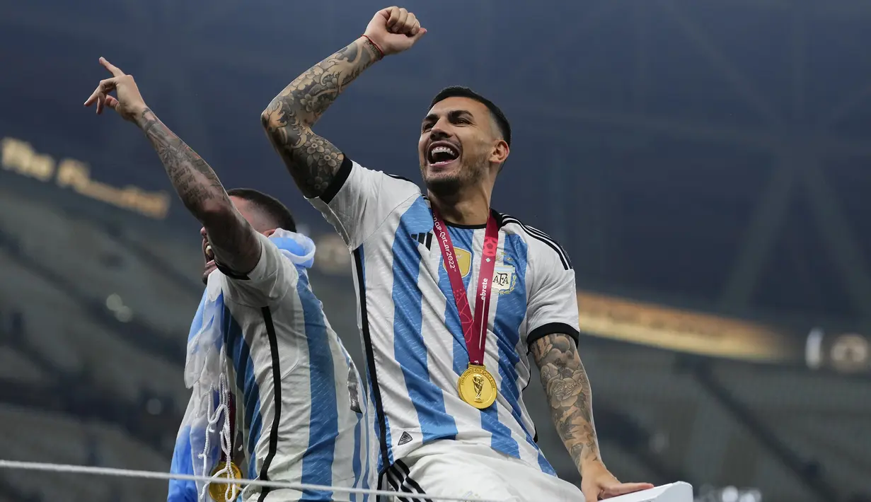 Saking girangnya, gelandang Argentina Leandro Paredes tak mau kehilangan momen terbaik dalam karier sepak bolanya dengan menggunduli jaring gawang dan memanjatnya. (AP Photo/Manu Fernandez)