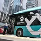 Warga turun dari bus listrik Transjakarta di Jalan Jenderal Sudirman, Jakarta, Senin (20/2/2023). Transjakarta diketahui telah melakukan pengadaan 100 unit bus listrik pada 2022. (merdeka.com/Iqbal S Nugroho)