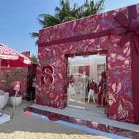 Koleksi terbaru Buttonscarves yang menggambarkan keindahan bawah laut. [Anisha/Fimela]