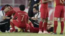 Gelandang Indonesia, Egy Maulana Vikri, mendapat perawatan tim medis usai dilanggar pemain Uni Emirat Arab (UEA) pada laga AFC di SUGBK, Jakarta, Rabu (24/10/2018). Indonesia menang 1-0 atas UEA. (Bola.com/M Iqbal Ichsan)