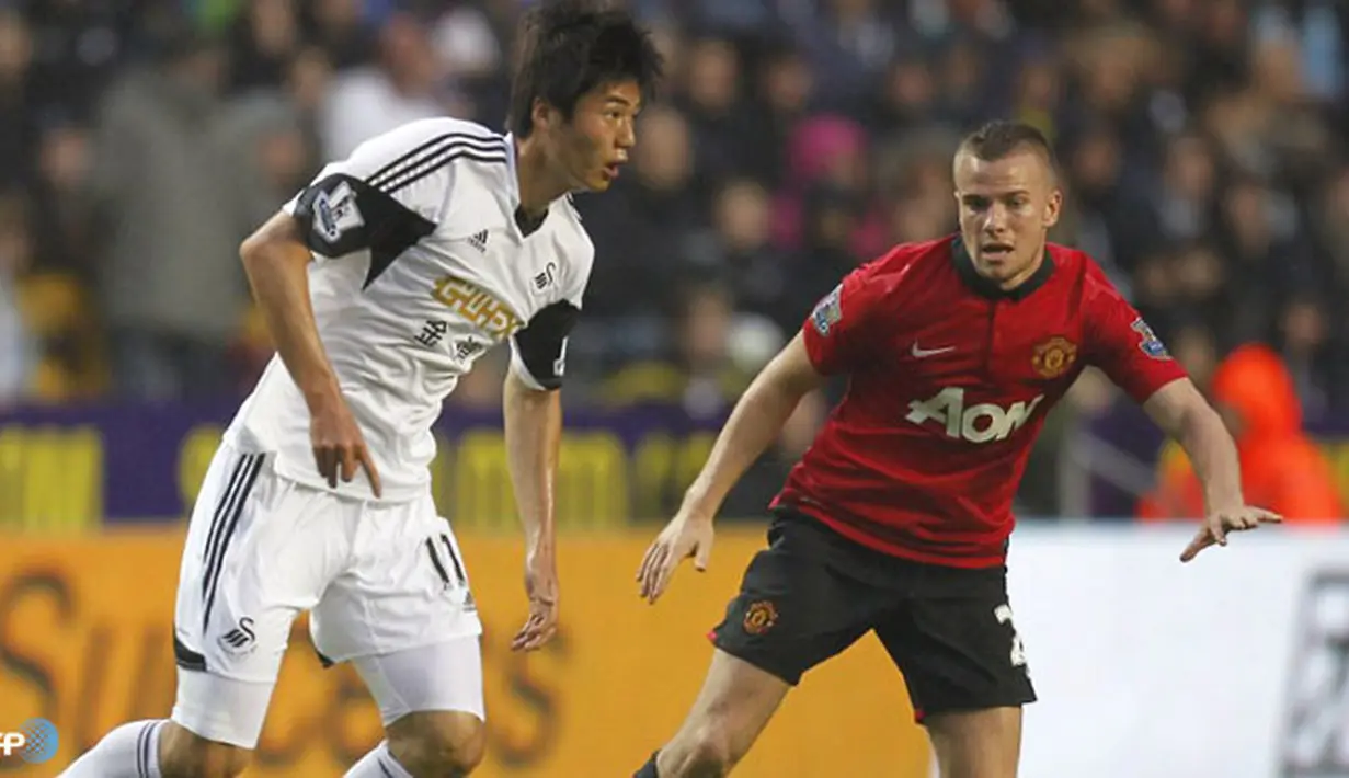 Gelandang Swansea City  Ki Sung-Yueng Berhadapan dengan Tom Cleverley di Stadion Libert, pada 17 Agustus 2013. (AFP/Ian Kington)