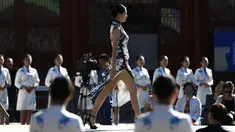 Model berjalan di atas catwalk membawakan busana cheongsam atau disebut qipao selama Festival Budaya Cheongsam Internasional Shenyang di Istana Kekaisaran Shenyang di Shenyang, provinsi Liaoning, China (19/9). (AFP Photo/Str/China Out)