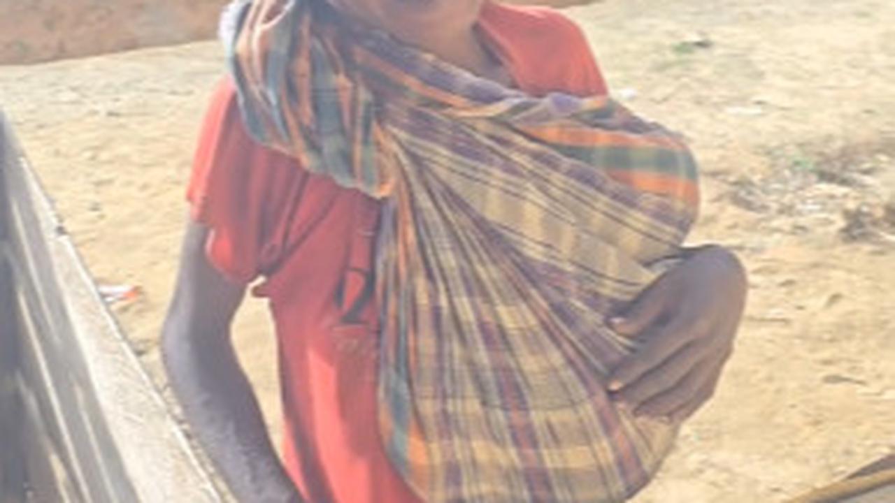 Potret Miris Mama Papua Sambil Gendong Bayi Bawa Daun Ubi Buat Ditukar dengan Garam