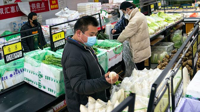 Para penduduk berbelanja di sebuah pasar swalayan di Wuhan, Provinsi Hubei, China tengah, pada 27 Januari 2020. Warga di Wuhan tetap menjalani kehidupan sehari-hari mereka saat upaya terus dilakukan untuk mengendalikan wabah coronavirus baru. (Xinhua/Xiong Qi)
