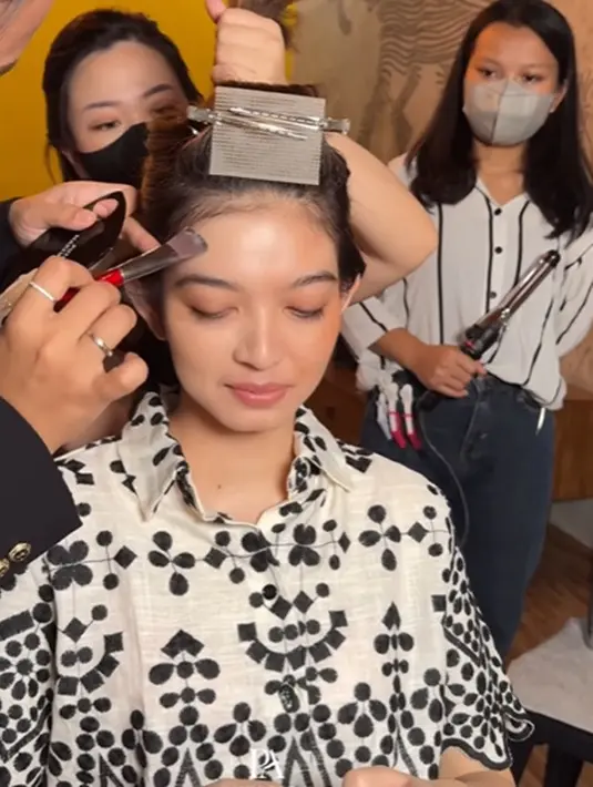 Sebuah video proses makeup dari istri wapres terpilih Selvi Ananda, viral. [Foto: Instagram/putriayumakeup]