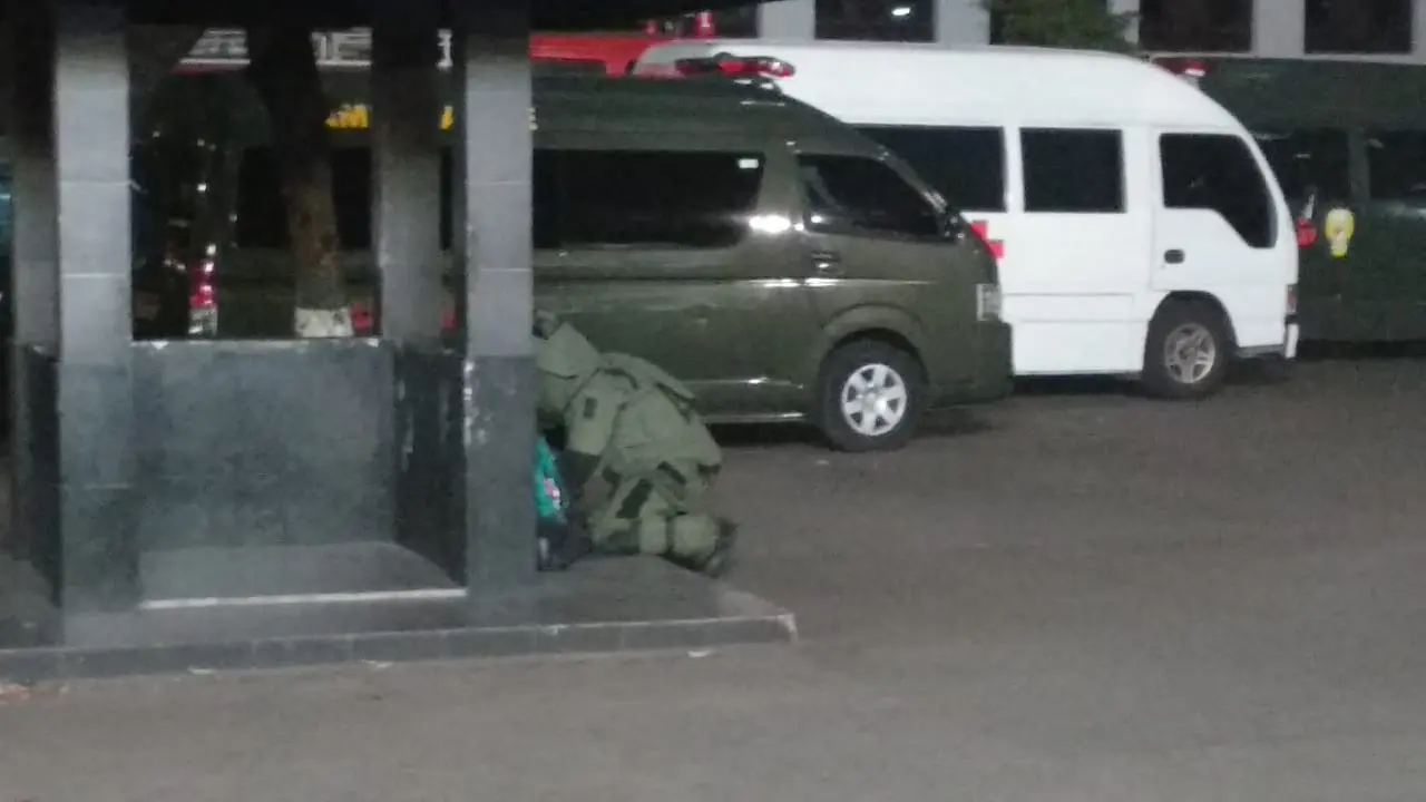 Petugas Gegana meneliti benda mencurigakan di Mabes AD