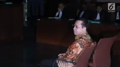 Terdakwa korupsi proyek e-KTP, Setya Novanto bersiap mengikuti sidang pembacaan putusan di Pengadilan Tipikor, Jakarta, Selasa (24/4). Sebelumnya, Setya Novanto dituntut 16 tahun penjara dan denda satu milyar rupiah. (Liputan6.com/Helmi Fithriansyah)