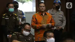 Irjen (Pol) Napoleon Bonaparte (tengah) bersiap menjadi saksi dalam sidang lanjutan dugaan suap penghapusan red notice Djoko Tjandra dengan terdakwa Tommy Sumardi di Pengadilan Tipikor, Jakarta, Selasa (24/11/2020). Sidang beragenda mendengar keterangan saksi. (Liputan6.com/Helmi Fithriansyah)