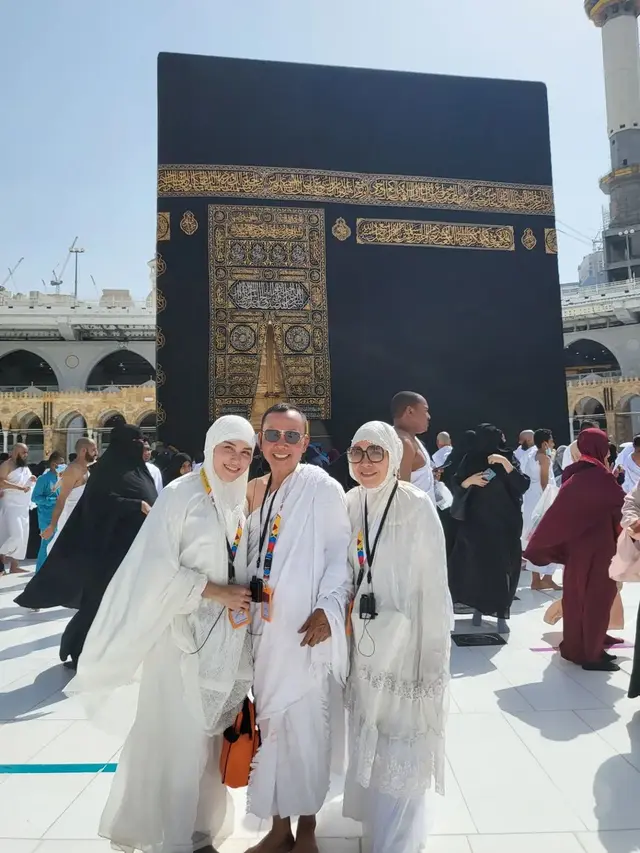 Umrah Bareng Keluarga, Ini 7 Potret Ayu Ting Ting saat di Depan Kabah