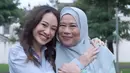 Kali ini, keduanya kembali tampil kompak dengan outfit bernuansa hijau-biru. Dewi Yull tampil cantik dengan atasan satin hijau muda, ia padukan dengan celana panjang putih dan hijab abu-abu polos, sedangkan Merdi tampil chic dengan kemeja lengan panjang, celana panjang putih, dan belt hitam. [Foto: Instagram/merdioctav]