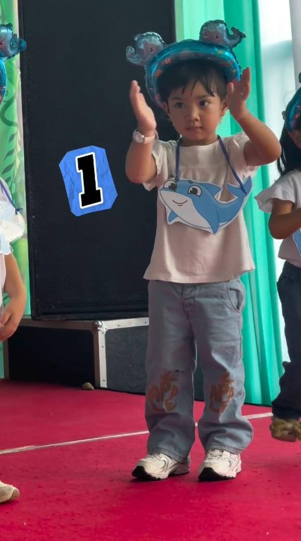 7 Potret Amala Anak Irish Bella Tampil di Acara Sekolah Pertama Kali, Didampingi Haldy Sabri