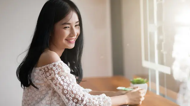 wanita februari duduk