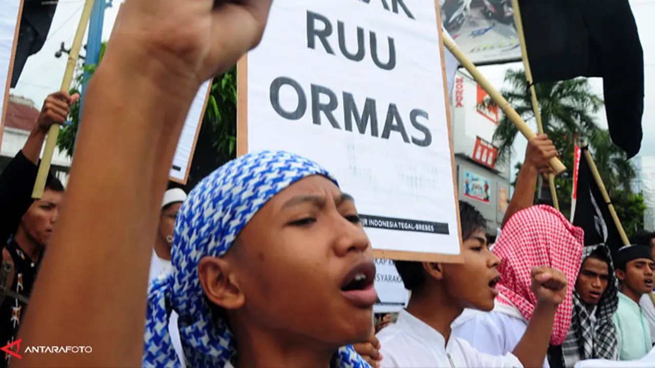 pendemo-ruu-ormas-bubar-130412b.jpg