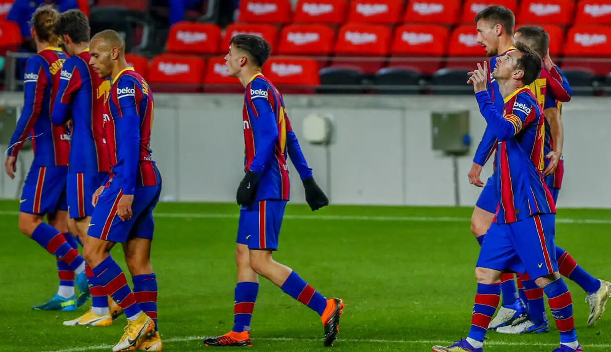 Pemain Barcelona Lionel Messi (kanan) merayakan usai mencetak gol ke gawang Levante pada pertandingan La Liga Spanyol di Stadion Camp Nou, Barcelona, Spanyol, Minggu (13/12/2020). Barcelona menang 1-0. (AP Photo/Joan Monfort)