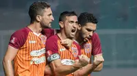 Bomber Borneo FC, Pedro Javier, (tengah) merayakan gol yang dicetaknya ke gawang PS TNI. Gol Pedro ini sempat membuat kedudukan menjadi imbang 1-1 setelah sebelumnya Borneo FC sempat tertinggal. (Bola.com/Vitalis Yogi Trisna)