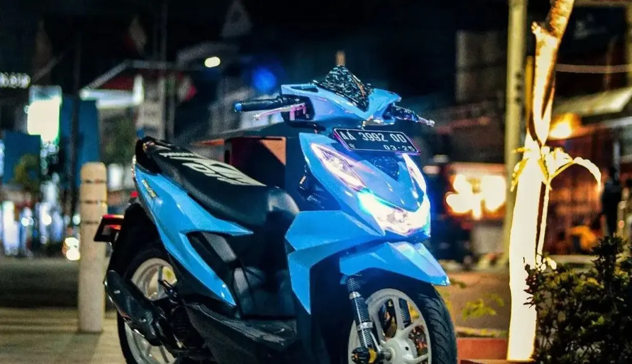 BeAT berwarna biru langit ini terlihat simple dan manis. Mengambil basis dari BeAT model akhir yang sudah mengadopsi lampu depan LED. Warna birunya dipadukan dengan velg putih yang contrast. (Source: Instagram/@bevanblue.kbm)