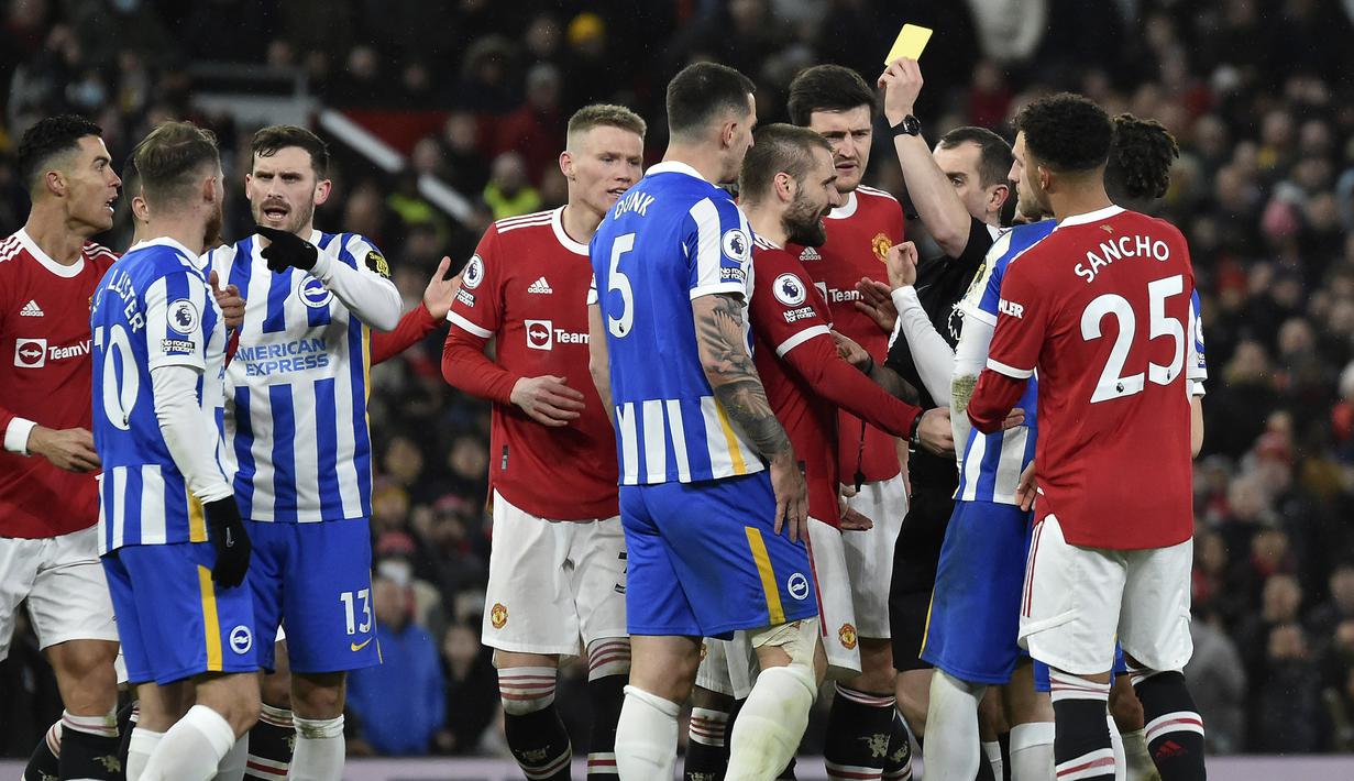 Seiring berjalannya waktu, Dewi Fortuna semakin berpihak kepada the Red Devils. Wasit mengeluarkan kartu kuning buat Lewis Dunk yang menjegal keras Elanga di menit ke-52. Namun setelah VAR mengintervensi, wasit mengubah keputusannya dan menghadiahkan kartu merah. (AP/Rui Viera)