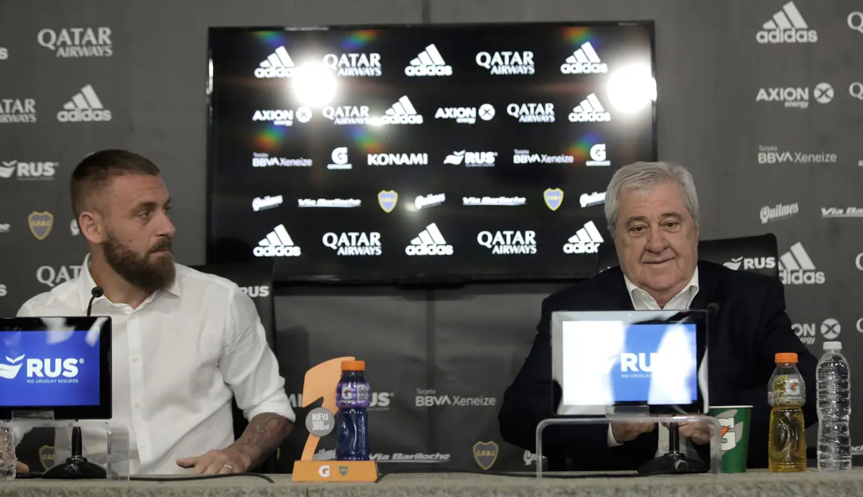 Legenda AS Roma, Daniele De Rossi menyatakan pensiun dalam konferensi pers bersama Presiden Boca Juniors, Jorge Amor Ameal di Buenos Aires, Senin (6/1/2020). De Rossi mengakhiri kiprah profesionalnya sepanjang 18 tahun dimana Kklub terakhir yang ia bela adalah Boca Juniors. (Enrique SANTOS / AFP)